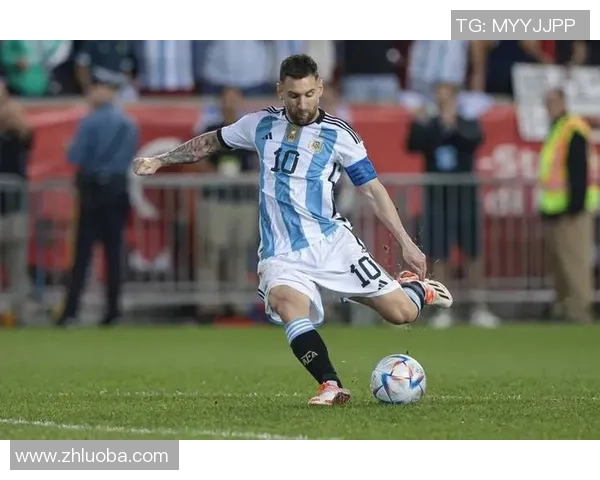 足球明星后卫的精彩瞬间展现他们在赛场上的英勇与风采 足球明星后卫的精彩瞬间展现他们在赛场上的英勇与风采